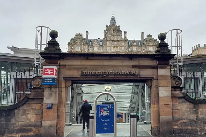 Waverley train station