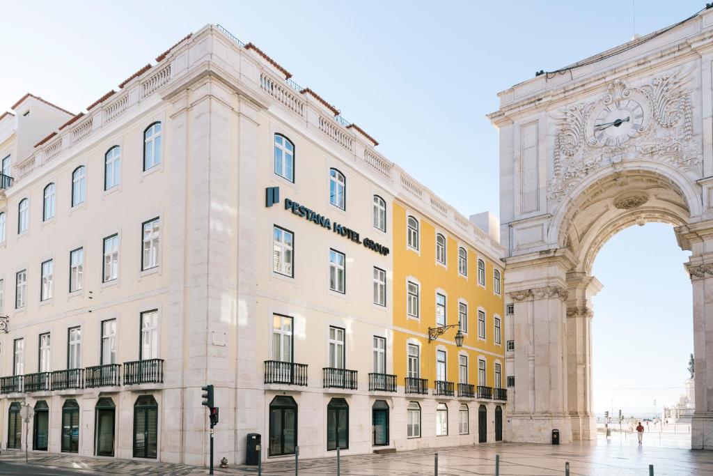 Historic Lisbon hotel near Rua Augusta Arch on a sunny day with clear skies.