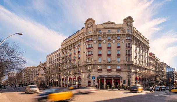 Historic building in Barcelona with elegant architecture and bustling street traffic, showcasing the city’s vibrant atmosphere.
